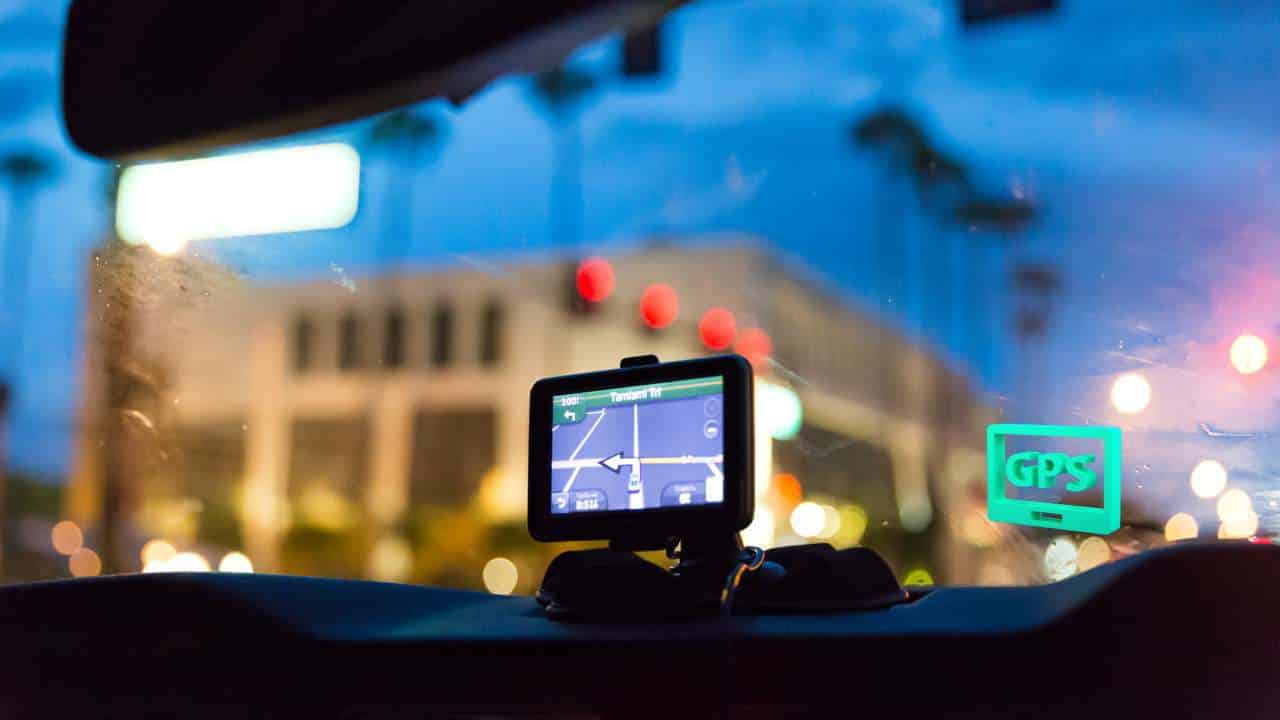 تتبع السيارة من الهاتف أجهزة GPS